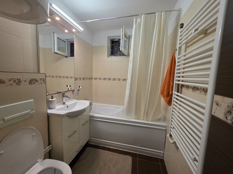 Titan, 5 minute metrou Costin Georgian, pe strada Budacu, bloc 4 etaje